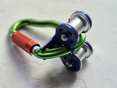  Ролик Treck V2 на карабине GURU Grass Twist Lock в Астрахани  